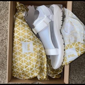 Brand new Teva walking Sandals ⭐️🤍